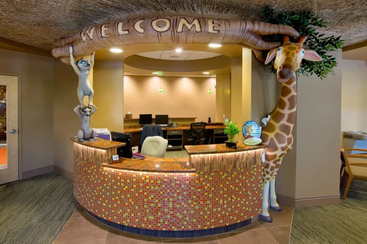 before-and-after-adding-themed-decor-in-office2-min